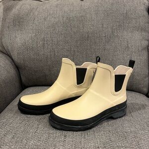 Time and Tru Rubber Boots
Size 6